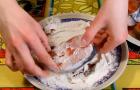 당근과 양파로 오븐에서 맛있는 생선을 요리하는 법을 배우는 법